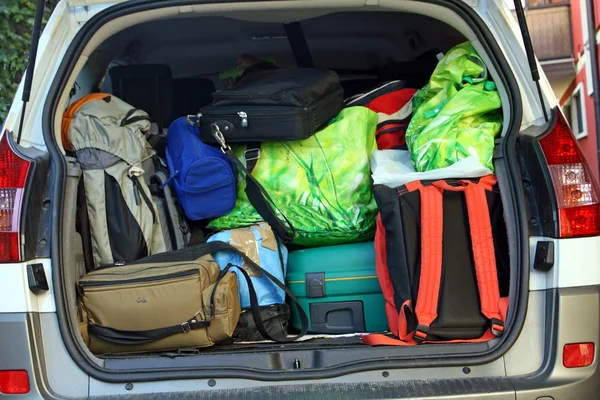 Velmi auto s kufr plný zavazadel připraven k odjezdu — Stock fotografie