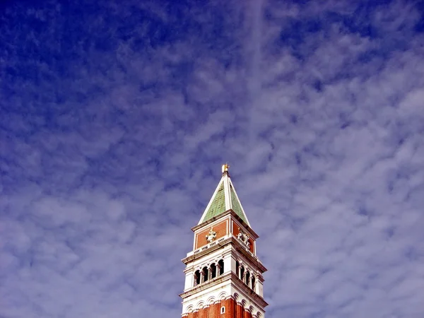 塔的 san marco 在威尼斯和蓝蓝的天空 — 图库照片