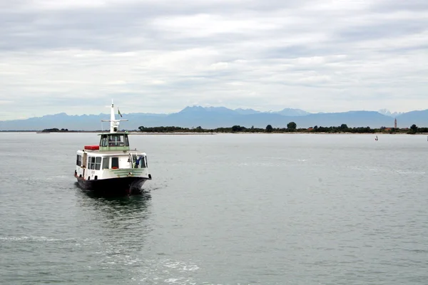 Barco para transportar pasajeros en la laguna de Venecia — Foto de Stock