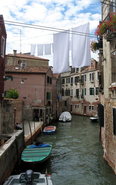 Venedik'te bir kanal üzerinde kurumaya dışarı asılı elbiseleri — Stok fotoğraf