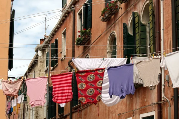 Kleren opknoping uit te drogen op een kanaal in Venetië — Stockfoto