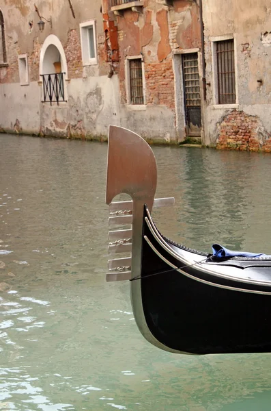 Gondelspitze in einem Wasserkanal in Venedig — Stockfoto