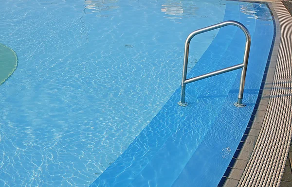 Blauwe water van het zwembad om te zwemmen — Stockfoto