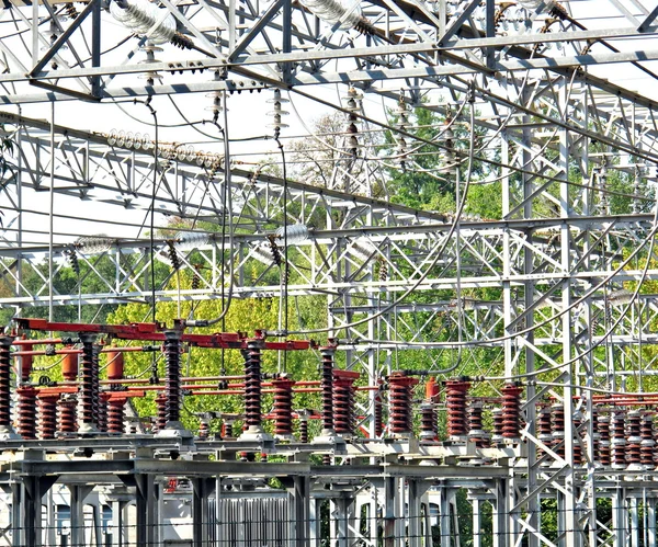 Centrale électrique avec câbles et interrupteurs en haute tension — Photo