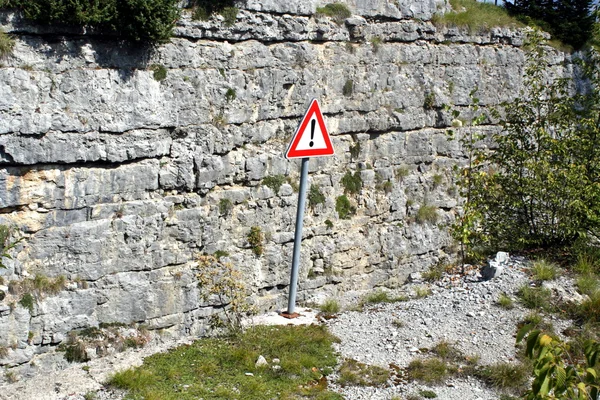 警告和危险在悬崖的边缘上的标志 — 图库照片