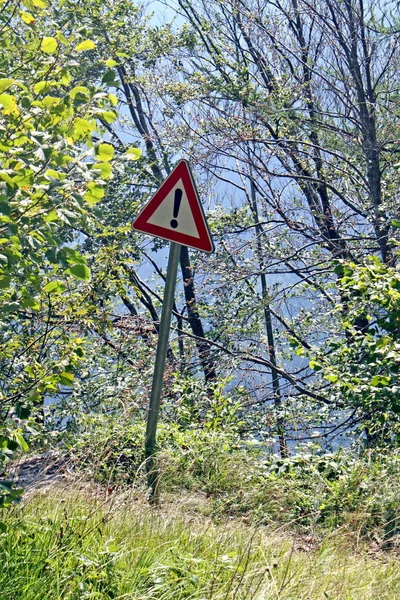 Dikkatli olun ve uçurumun kenarında bir tehlike işareti — Stok fotoğraf