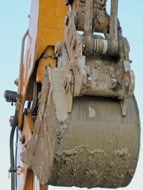 yol inşaat alanında yapılan kazı sırasında buldozer