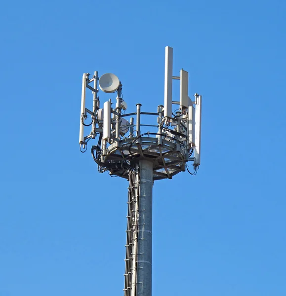 Antenna továbbítja a jelet a mobiltelefonok — Stock Fotó