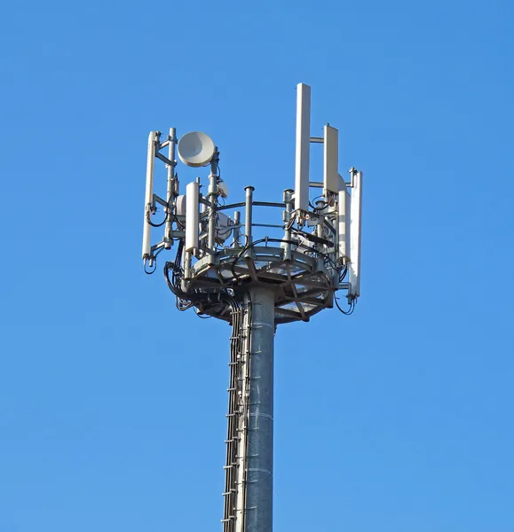 Antenna továbbítja a jelet a mobiltelefonok — Stock Fotó