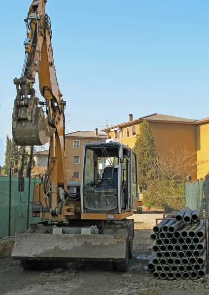 Bulldozer bei der Grabung in einer Straßenbaustelle — Stockfoto