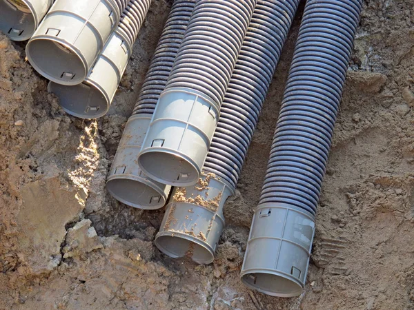 Трубы, используемые для прокладки трубопроводов электричества под землей — стоковое фото