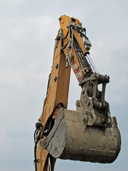Metalen schraper emmer tijdens het verwijderen van kiezelstenen in een site — Stockfoto