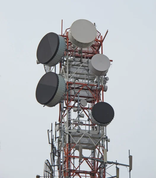 Trellis com antena para a repetição de sinais de televisão e móveis — Fotografia de Stock