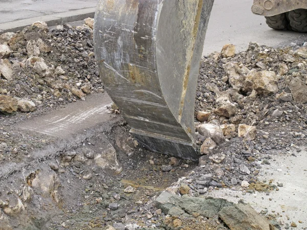 拆除期间的鹅卵石在站点中的金属铲斗 — 图库照片