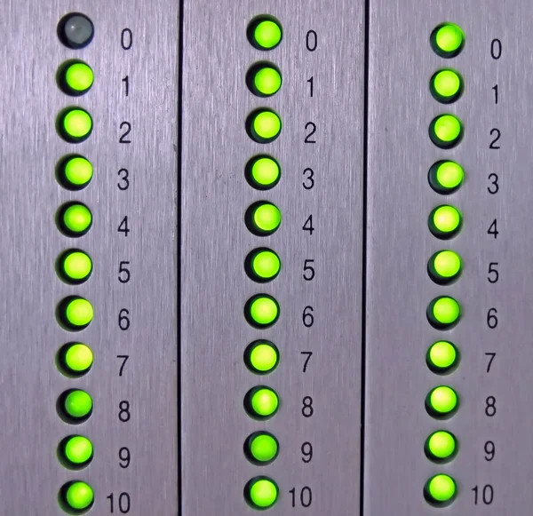 Painel com luzes led verde e tela números impressos — Fotografia de Stock