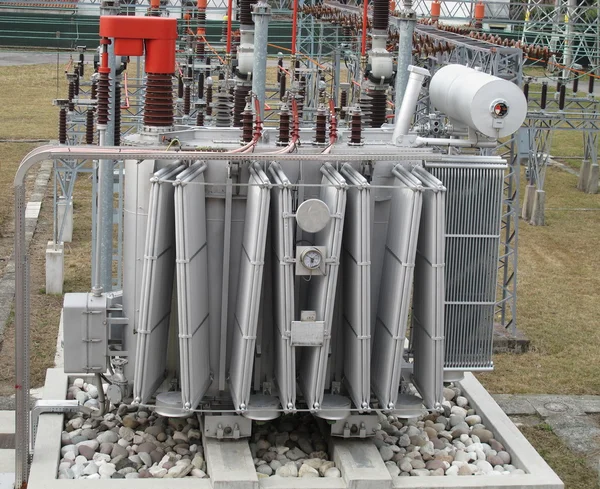 Energii elektrycznej z transformatora wysokiego napięcia, niskiego napięcia — Zdjęcie stockowe
