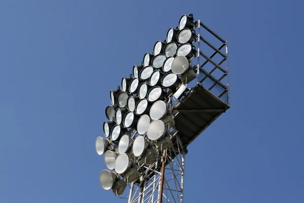 Torens met schijnwerpers en schijnwerpers verlicht waar zich de spelen in het stadion — Stockfoto