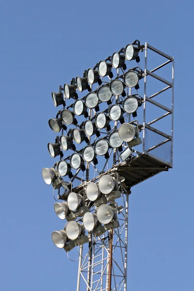 Torres con proyectores y proyectores para iluminar los juegos en el estadio — Foto de Stock