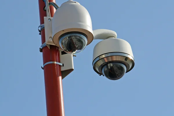 Övervakningskameror och cctv på stadion — Stockfoto