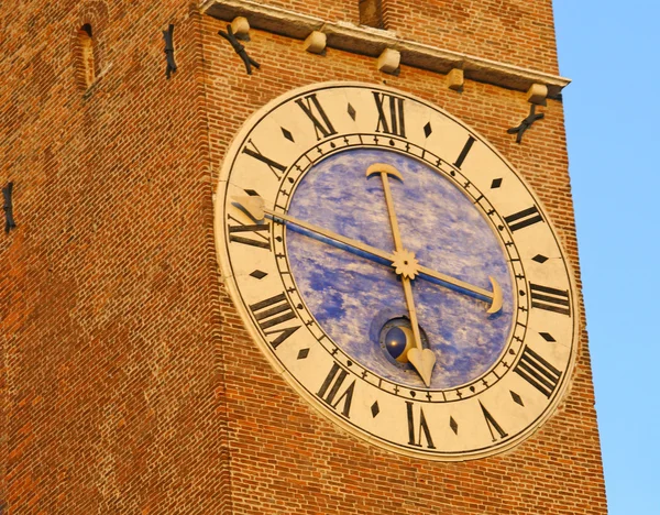Turm im Zentrum der palladianischen Basilika in Vicenza — Stockfoto