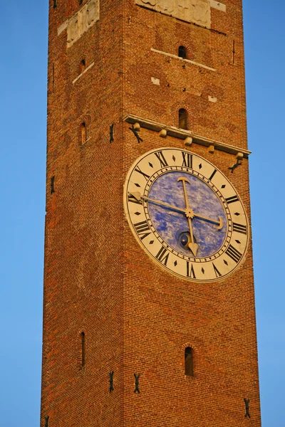Toren in het midden van de Palladiaanse basiliek in vicenza — Stockfoto