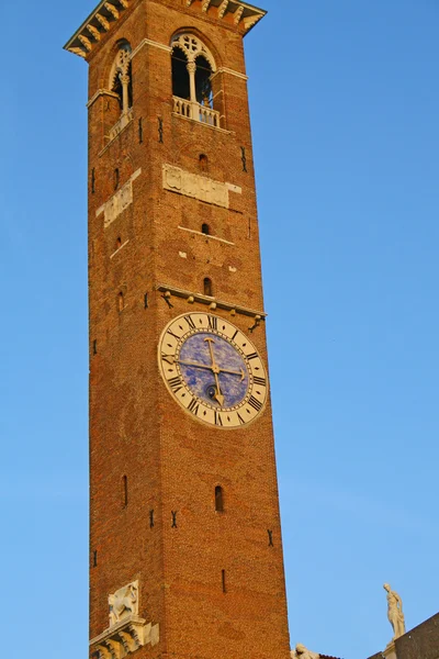 Башня в центре Палладийской базилики в Виченце — стоковое фото