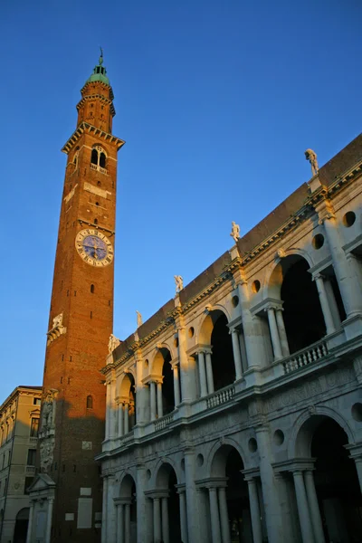 Toren in het midden van de Palladiaanse basiliek in vicenza — Stockfoto