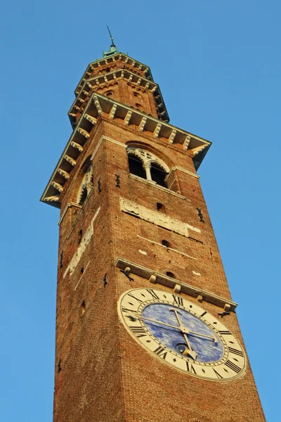Turm im Zentrum der palladianischen Basilika in Vicenza — Stockfoto