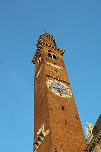 Věž v centru palladiánské baziliky v vicenza — Stock fotografie