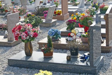 mezarların mezar taşı ve haçlar bir mezarlığı