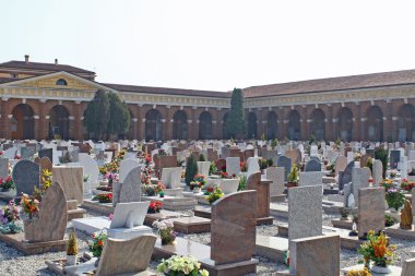 mezarların mezar taşı ve haç İtalya mezarlığı