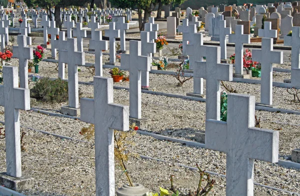 Hroby náhrobky a kříže na hřbitově — Stock fotografie