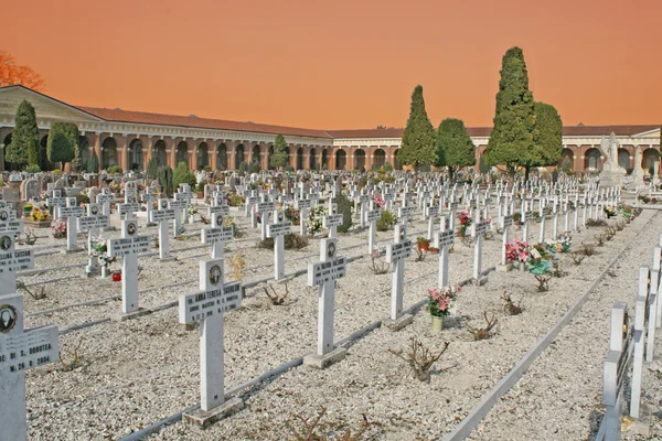 Headstones and crucifixes of a cemetery in Italy — Stock Photo, Image