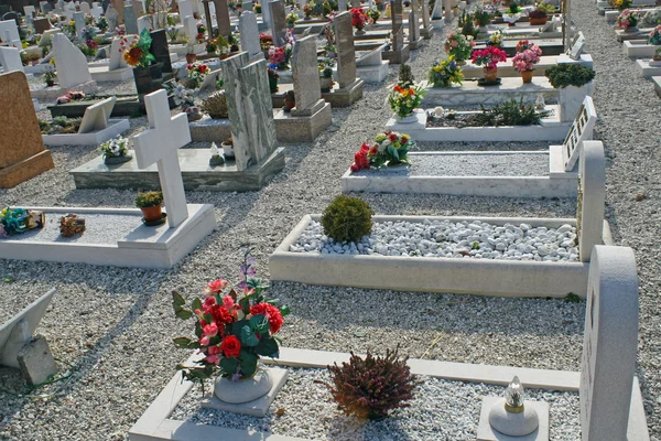 Tombe lapidi e crocifissi di un cimitero in Italia — Foto Stock