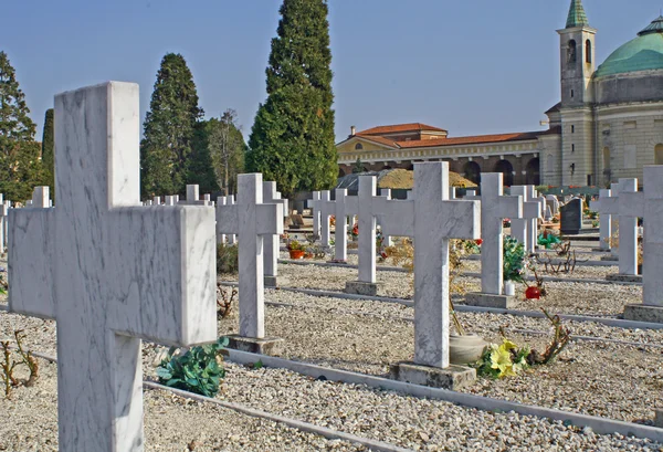Túmulos lápides e crucifixos de um cemitério — Fotografia de Stock
