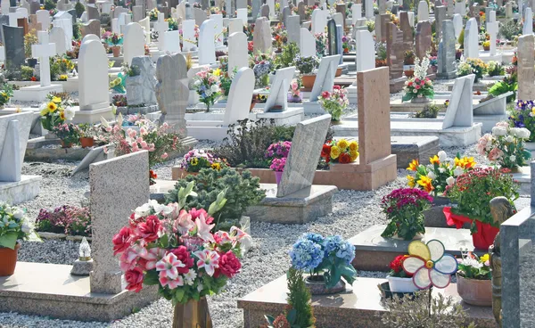 Hroby náhrobky a kříže na hřbitově — Stock fotografie