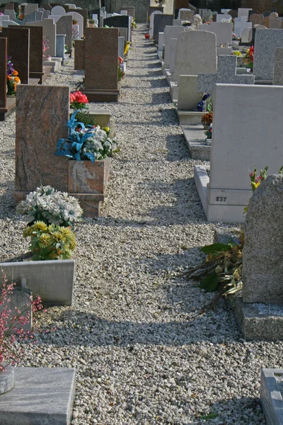 Túmulos lápides e crucifixos de um cemitério na Itália — Fotografia de Stock