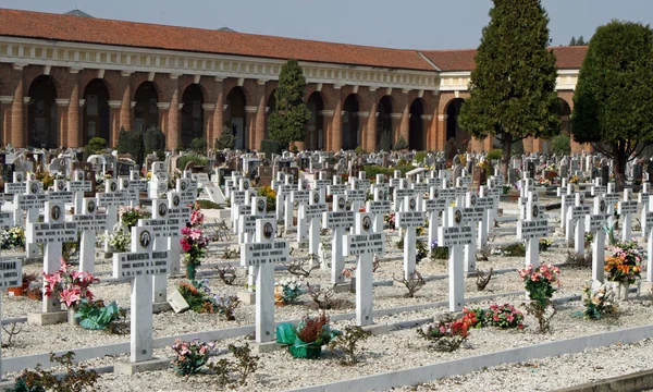 Graven grafstenen en crucifixen van een begraafplaats in Italië — Stockfoto