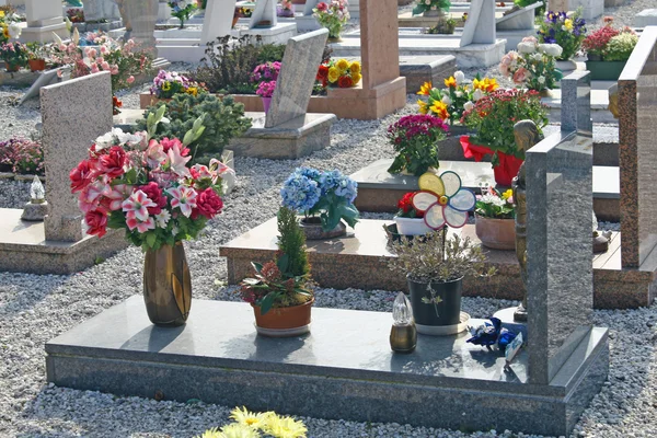 Túmulos lápides e crucifixos de um cemitério — Fotografia de Stock