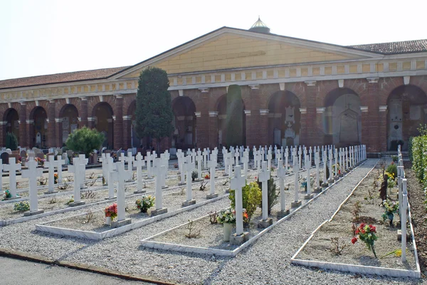 Могили надгробки та розп'яття кладовища — стокове фото