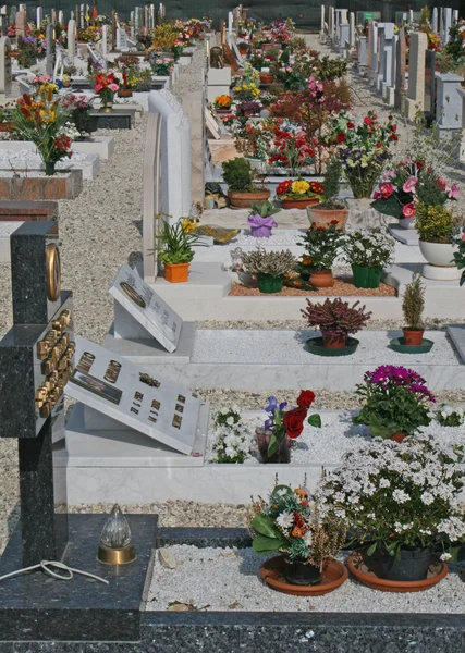 Mezarların mezar taşı ve haçlar mezarlığı açık — Stok fotoğraf