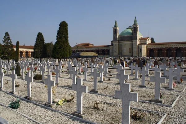 Могили надгробки та розп'яття кладовища — стокове фото