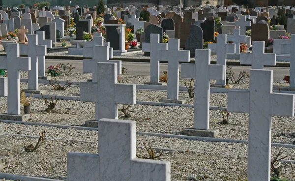 Hroby náhrobky a kříže na hřbitově v Itálii — Stock fotografie