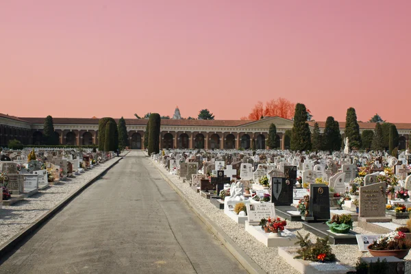 Tombe lapidi e crocifissi di un cimitero all'aperto — Foto Stock