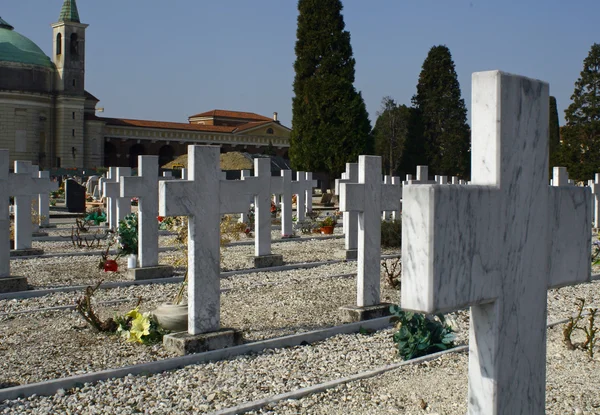 Tombes pierres tombales et crucifix d'un cimetière — Photo