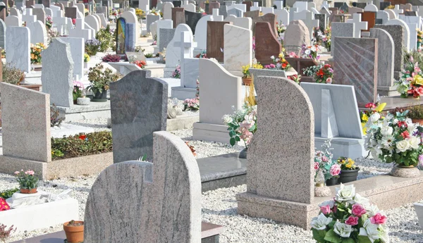Gravar gravstenar och krucifix av en kyrkogård utomhus — Stockfoto