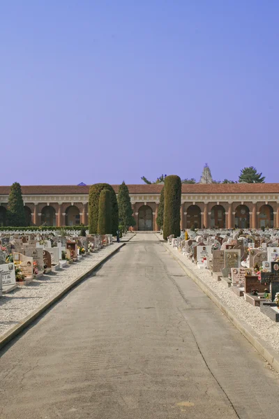 Gravar gravstenar och krucifix av en kyrkogård utomhus — Stockfoto