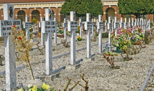 Gravar gravstenar och krucifix av en kyrkogård i Italien — Stockfoto