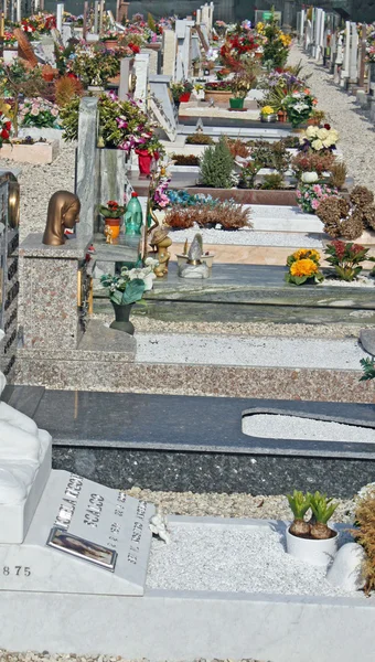 Могилы и распятия кладбища на открытом воздухе — стоковое фото