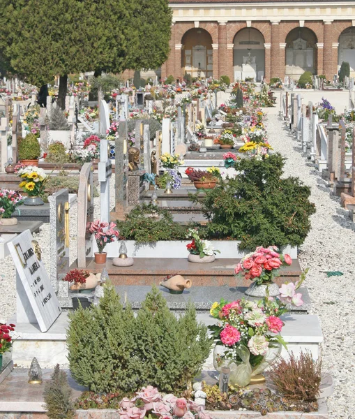 Graven grafstenen en crucifixen van een begraafplaats buiten — Stockfoto